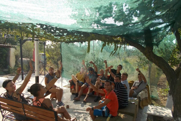 Групове заняття на свіжому повітрі в реабілітаційному центрі для алкозалежних
