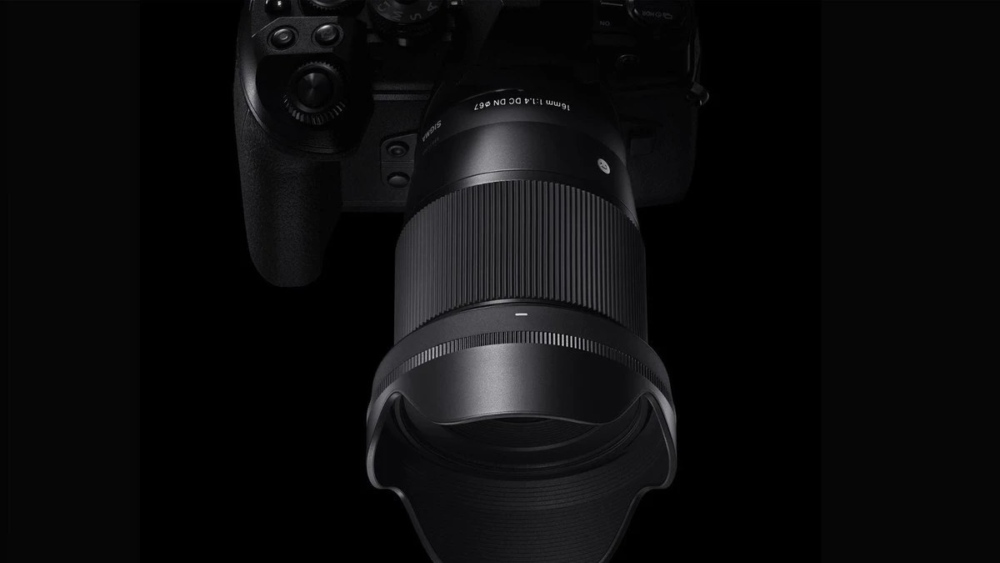 Крупний план об'єктива Sigma 16mm f/1.4 DC DN Contemporary з пелюстковою блендою на камері Canon EOS R